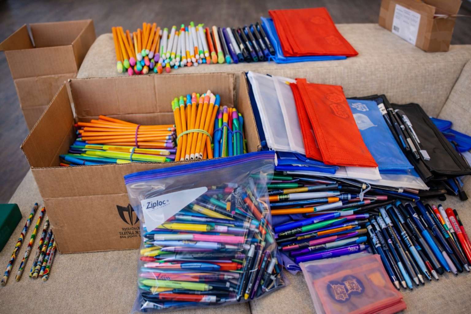 𝐏𝐞𝐧 𝐀𝐧𝐝 𝐏𝐞𝐧𝐜𝐢𝐥 𝐏𝐚𝐜𝐤𝐢𝐧𝐠